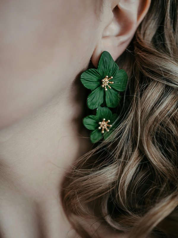 Symbolique des bijoux fleurs : élégance et nature réunies